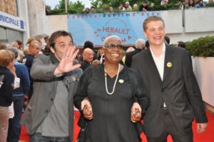 Festival Les Hérault du Cinéma du cap d’Agde montée des marches avec Firmine Richard actrice Philippe Locquet Clément Brun acteur pour le film Je vous aime très beaucoup