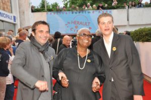 Festival Les Hérault du Cinéma du cap d’Agde montée des marches avec Firmine Richard actrice Philippe Locquet Clément Brun acteur pour le film Je vous aime très beaucoup