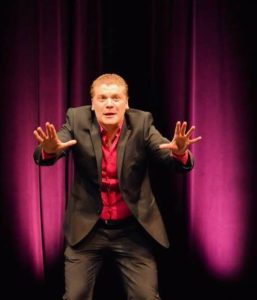 Clément Brun One Man Show Humoriste comique stand up je t’aime d'humour Retenez bien ma tête, demain, je serai célèbre ! Retenez bien ma tête, 2main, je serai chômeur ! Théâtre clement brun humoriste antibois humoriste cannois humoriste niçois