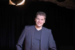 One man show explose clément brun one man show humoriste comique stand up standupper sketch sketches Mandelieu cannes Antibes Biot Villeneuve Loubet cagnes sur mer nice ville franche sur mer monaco var marseille toulon humoriste cannois humoriste antibois humoriste cagnois humoriste niçois humoriste monégasque humoriste varois humoriste du sud humoriste toulonnais humoriste marseillais comédien humoriste cannoise humoriste antiboise humoriste cagnoise humoriste niçoise humoriste monégasque humoriste varoise humoriste du sud humoriste toulonnaise humoriste marseillaisse comédien festival de menton smile bobar T'choup Comedy Club festivals jury gagnant prix show micro Comedy club comédie paris avignon festival d’Avignon gala de l’humour cannois stand up comedy les humoristes de cannes les sérénissimes de monaco mc cannes comedy club nice comedy club var café-théâtre one woman show humour spectacle vivant scène fieald le meilleur one man show jamel comedy club théâtre comique rigolo drôle comedy comedy show sketch comedy sketch comedy club french humour meilleur spectacle français meilleur humorise français meilleur one man show français tournée booking marion malenfant succès avignon succès à paris complet metteur en scène metteuse en scène Molière collaboration artistique meilleur humoriste cannois meilleur humoriste antibois meilleur humoriste cagnois meilleur humoriste niçois meilleur humoriste monégasque